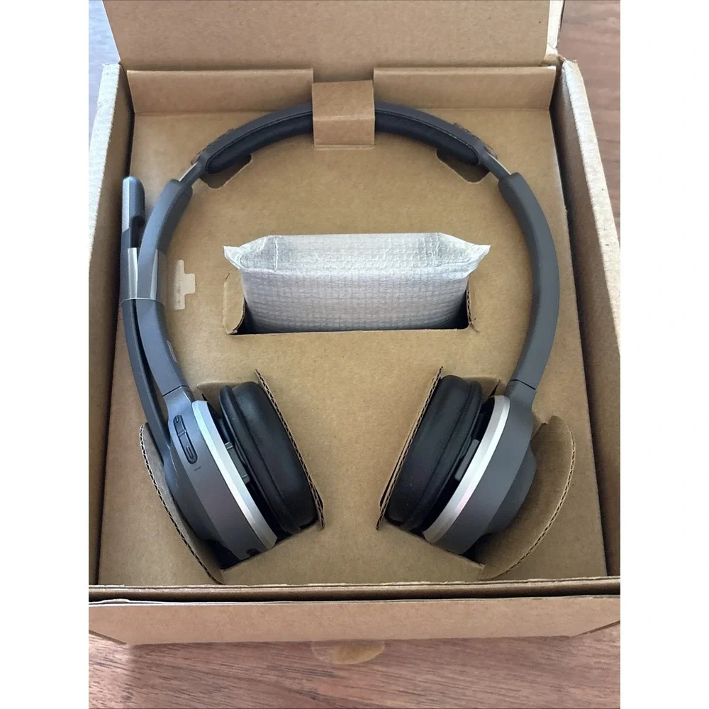 BRAND NEW -Cisco 562 Wireless Headset w/ Standard Base Station CP-HS-WL-562-S-US